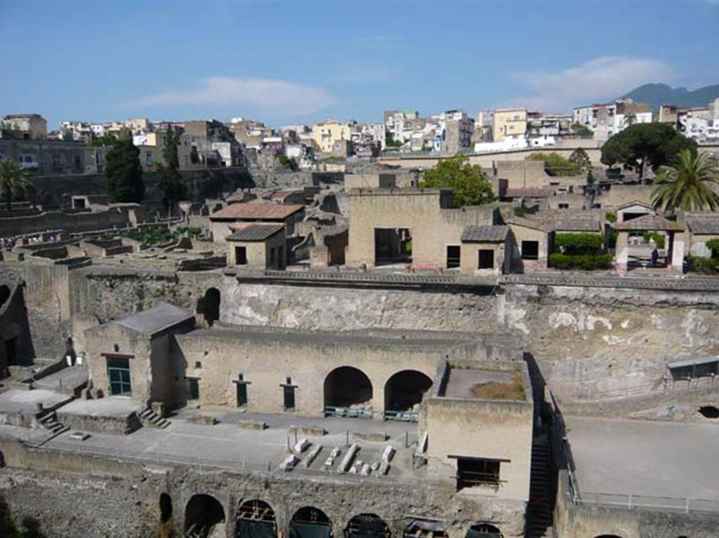 Herculaneum May 2009. Looking north towards rear of House of the Mosaic Atrium, Ins, IV.30 above the Sacred Area, centre, with north end of arched buildings described as boat-sheds, below. Photo courtesy of Buzz Ferebee.